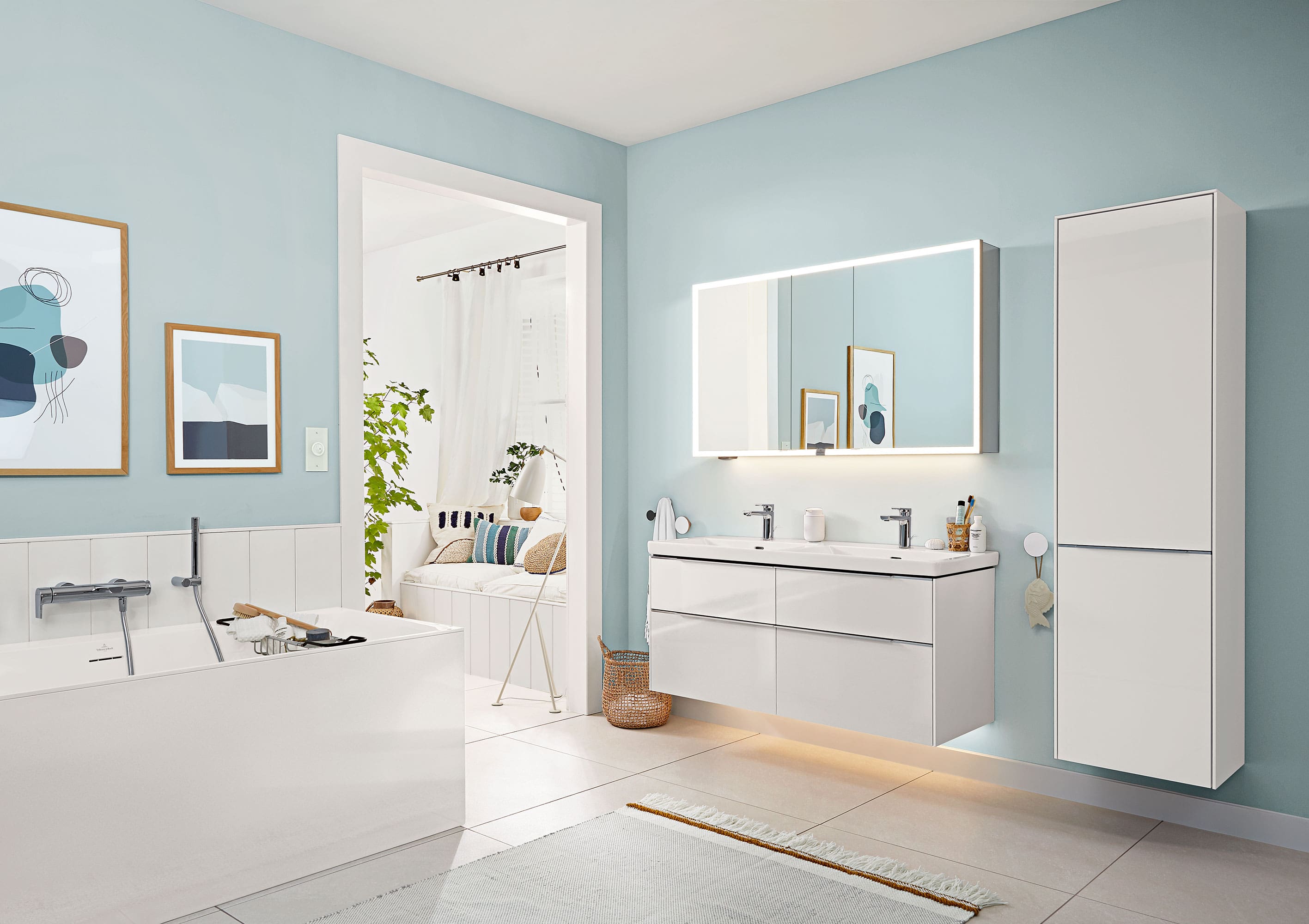 Une grande salle de bains avec des meubles de salle de bains Subway 3.0 de Villeroy & Boch.