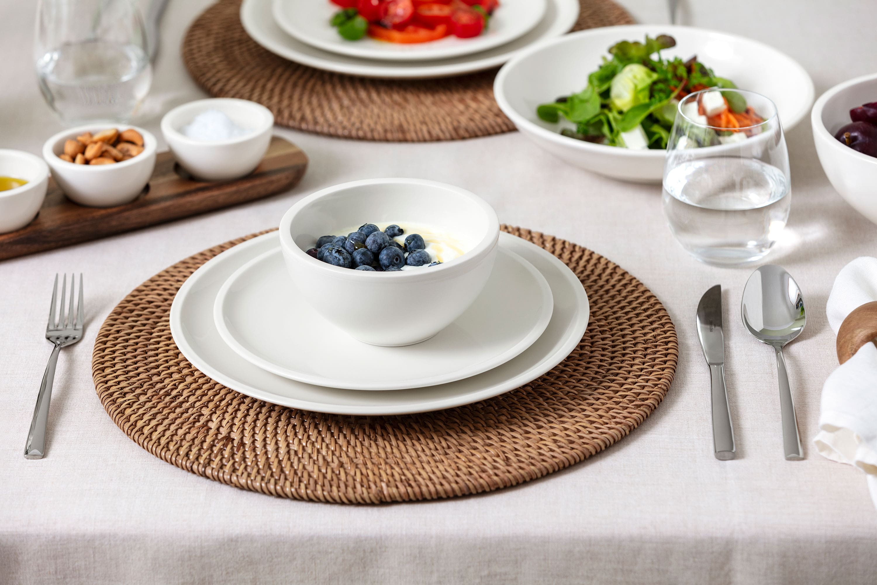 Artesano Original – Naturally Elegant Table Setting Table lumineuse et naturelle pour le petit-déjeuner ou le déjeuner avec la vaisselle Artesano Original de Villeroy & Boch – assiette à déjeuner, assiette plate, bol, bol à pâtes et ménagère Piemont 30 pièces. Une disposition fraîche et intemporelle au style épuré et naturel.