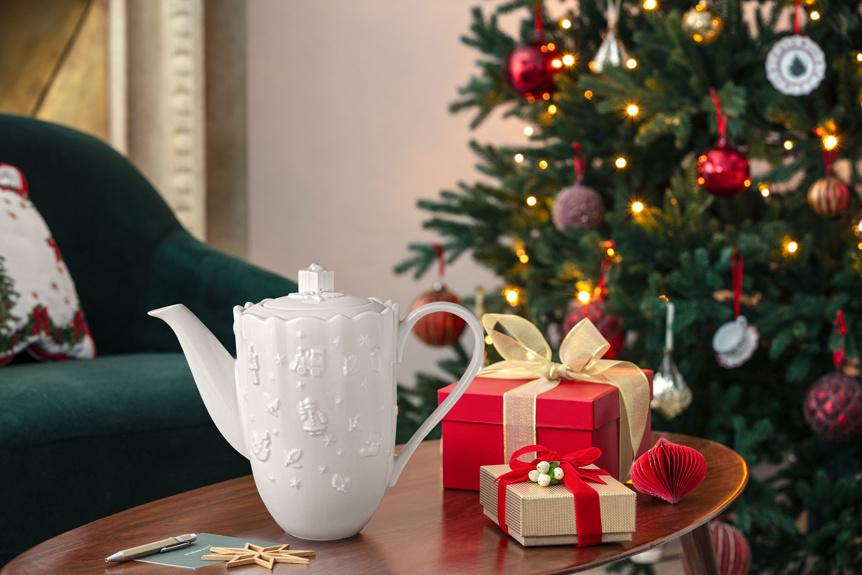 White Christmas tableware: Toy's Delight Royal Classic