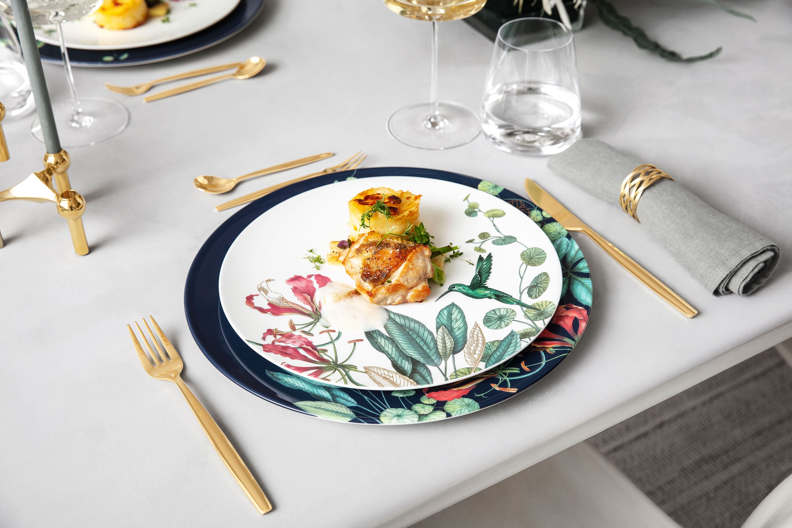 Assiettes Avarua et couverts de table MetroChic de Villeroy & Boch.